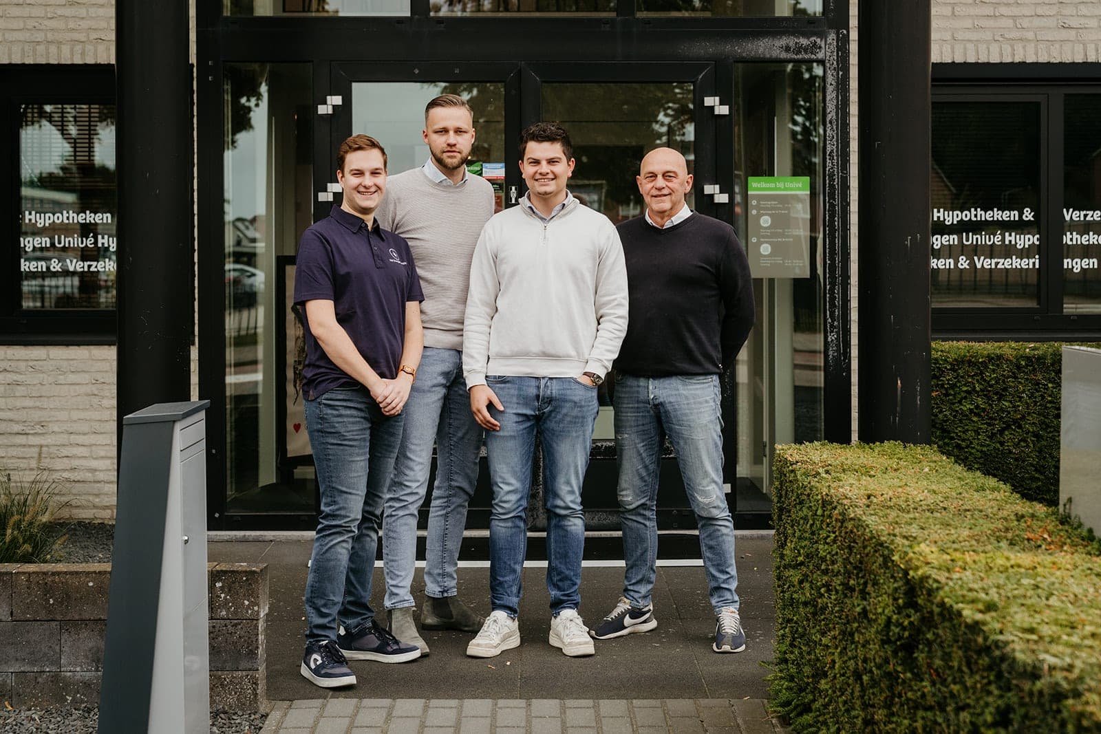 Het team van EnergieKompas voor de ingang van het kantoor: Mark, Glenn, Sander en Henny