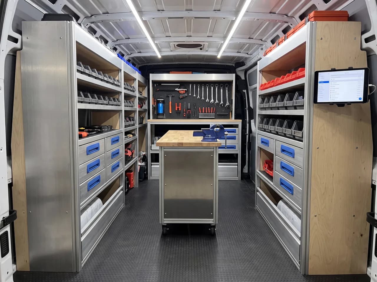 De ingerichte werkbus met gereedschap en materiaal