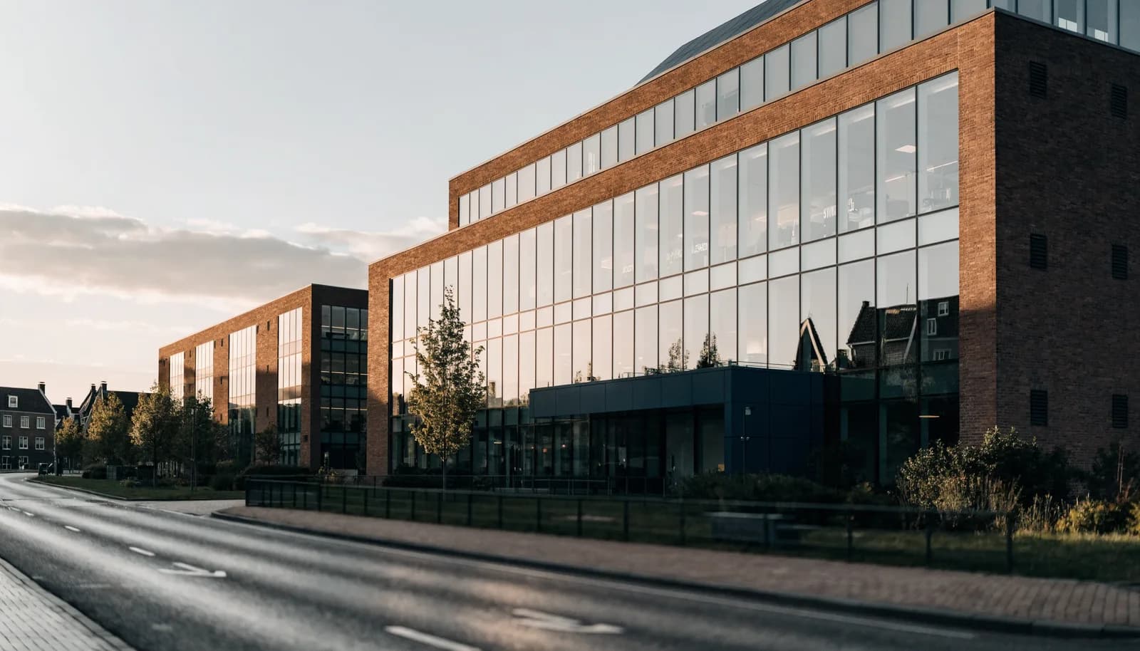 Een verduurzaamd bedrijfspand met zonnepanelen op het dak
